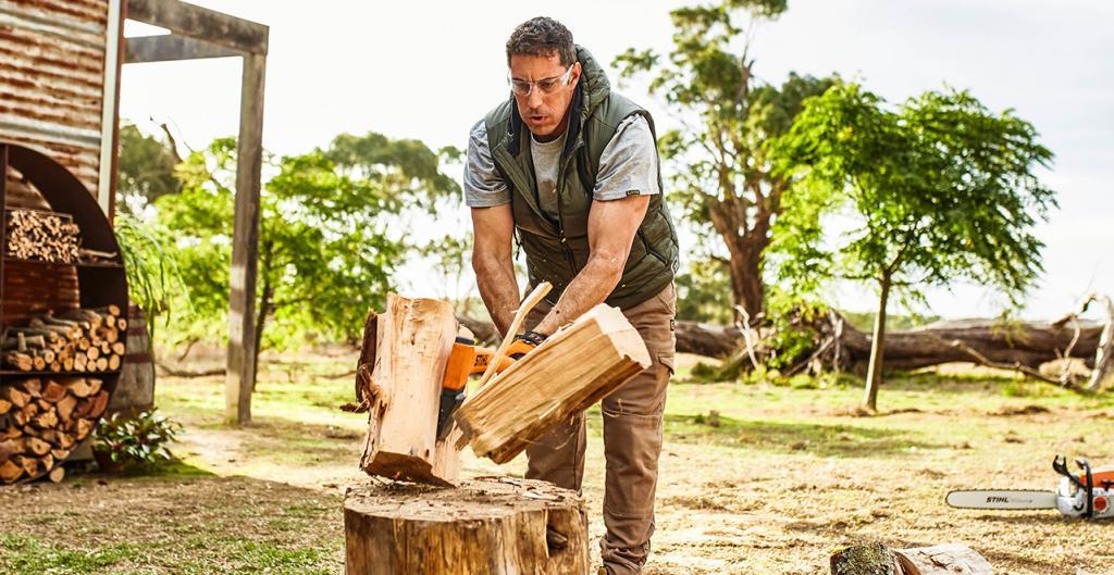 Chopping firewood with an Axe with STIHL TIMBERSPORTS® Champ Brad De
