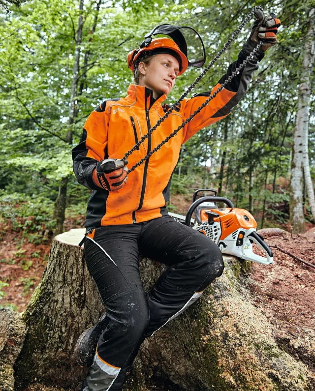 Before you get your chainsaw started for your next woodworking project, know the signs that pros look for to know when their chainsaw chain needs tensioning:

👊🏼 If the saw chain no longer rests against the underside of the guide bar.
👊🏼 If the saw chain can’t be pulled over the guide bar with little effort when the chain brake is released.
👊🏼 If the saw chain heats up during normal operation and expands.

Head to the link in our bio to learn more!

#STIHLAU #ProTips #ChainsawsAu #ChainsawMaintenance